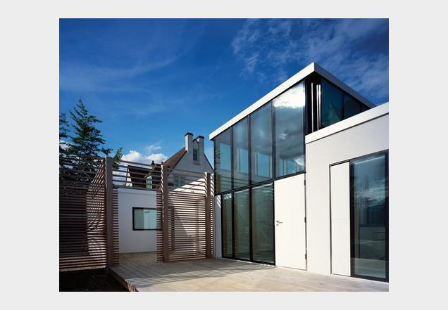 Black silicone, white Sto render and glass define the structure’s clean design.